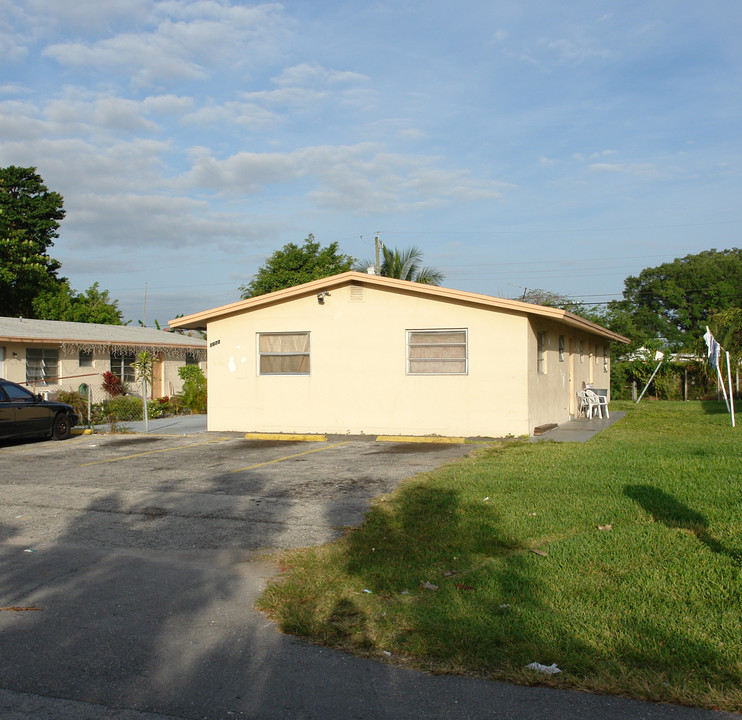 1623-1633 SW 40th Ter in Fort Lauderdale, FL - Building Photo