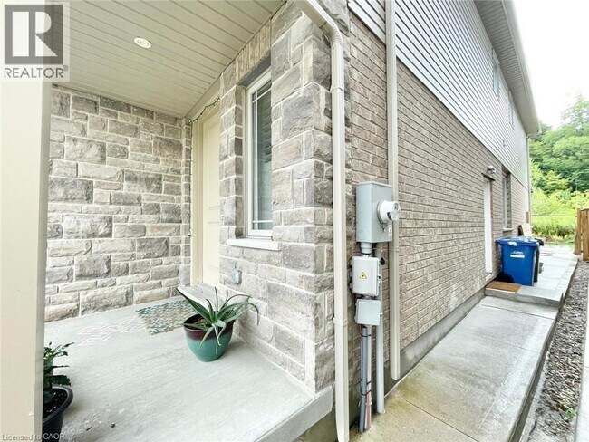 98 Dallan Dr in Guelph, ON - Building Photo - Building Photo