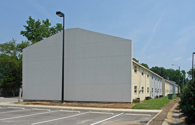 University Suites in Newport News, VA - Building Photo - Building Photo