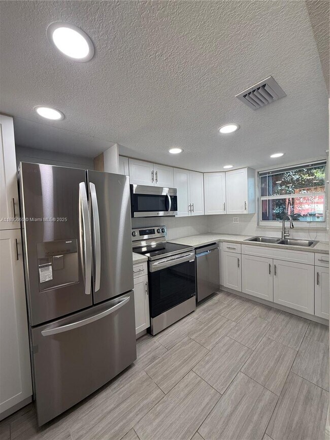 9353 Fontainebleau Blvd in Miami, FL - Building Photo - Building Photo