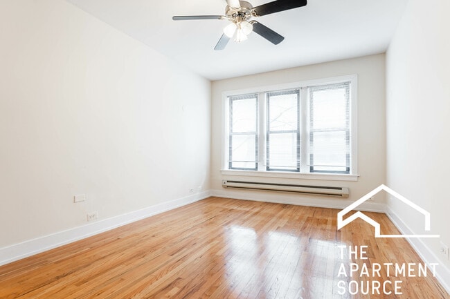 613 W Melrose St, Unit B2 in Chicago, IL - Foto de edificio - Building Photo