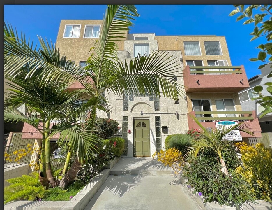 3722 S Canfield Ave in Los Angeles, CA - Building Photo