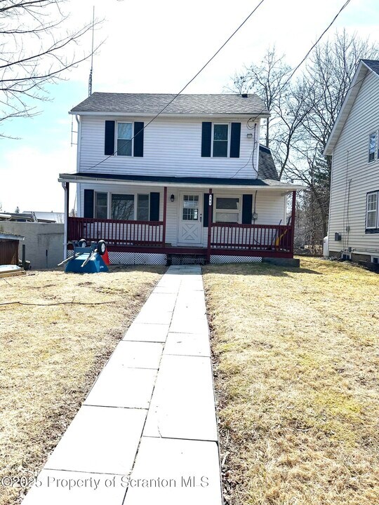 105 Eleanor St in Moscow, PA - Building Photo