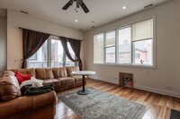 1354 W Augusta Blvd, Unit 303 in Chicago, IL - Building Photo - Building Photo