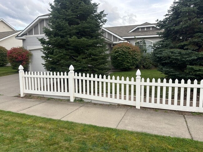 property at 2550 W Pocono Ct