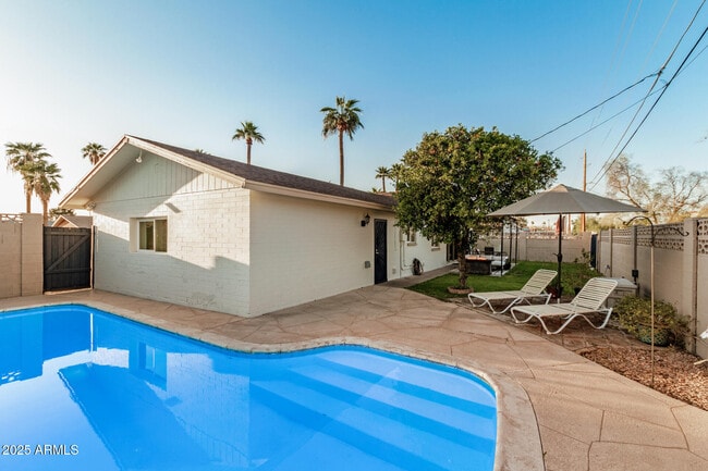 property at 3723 S Kenneth Pl