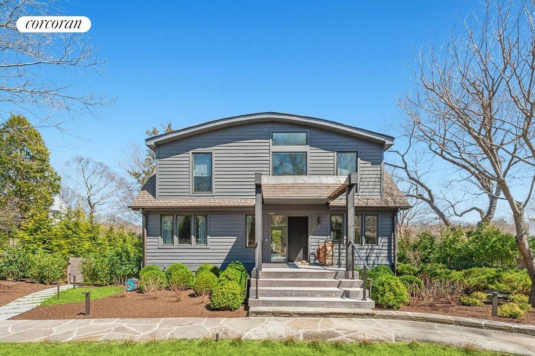 19 Isle of Wight Rd in East Hampton, NY - Building Photo