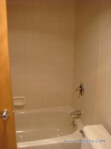 1079 Commonwealth Ave, Unit 510 in Boston, MA - Foto de edificio - Building Photo