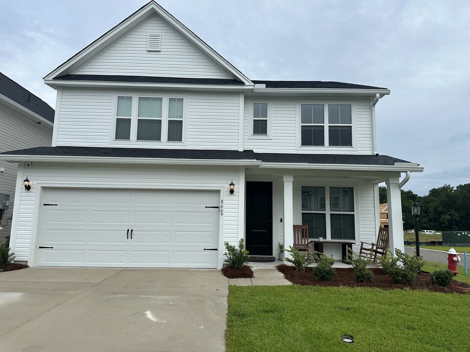 8669 Windsor Hill Blvd in North Charleston, SC - Foto de edificio