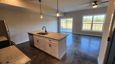 3319 Stoneway Ct in Champaign, IL - Foto de edificio - Building Photo