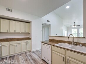 10001 Peace Way in Las Vegas, NV - Building Photo - Building Photo