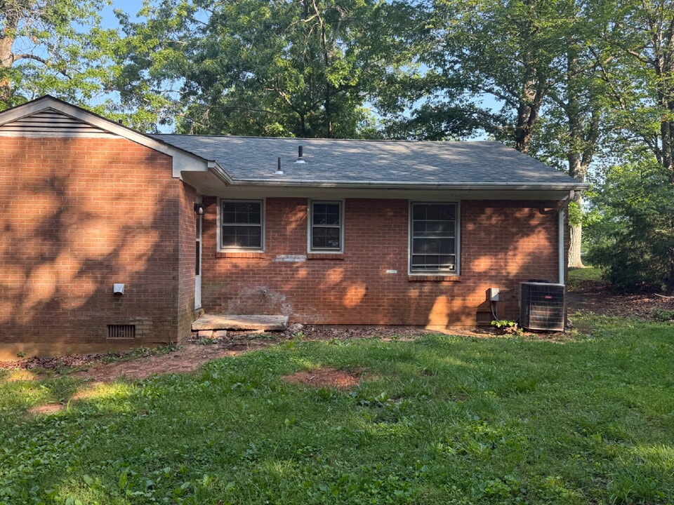 143 Wildwood Dr in Madison Heights, VA - Building Photo