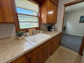 1240 Eleanor Dr in Waterloo, IA - Building Photo - Building Photo