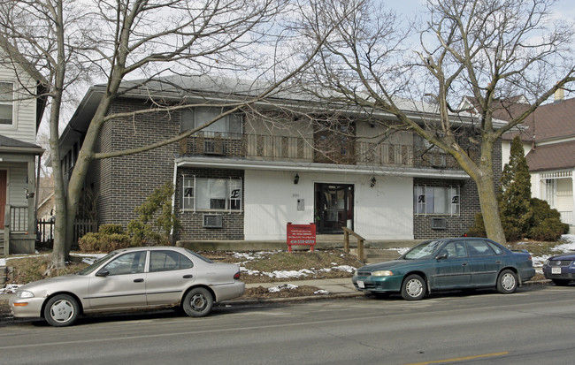 2425 N Oakland Ave in Milwaukee, WI - Foto de edificio - Building Photo