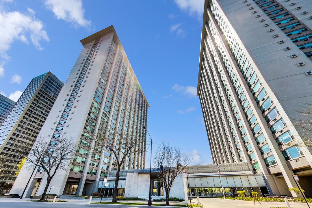 3600 N Lake Shore Dr in Chicago, IL - Building Photo
