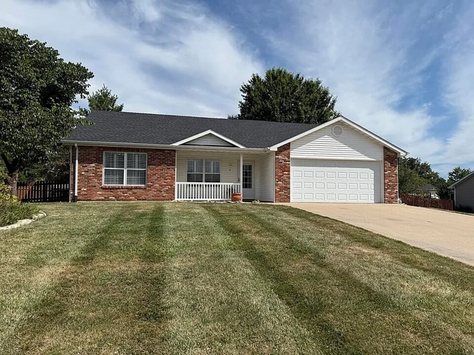301 Amanda Dr in Ashland, MO - Building Photo