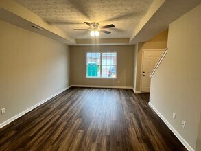 8211 Arbor Meadow Way in Louisville, KY - Foto de edificio - Building Photo