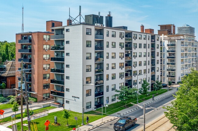 82 Warren Rd in Toronto, ON - Building Photo - Building Photo
