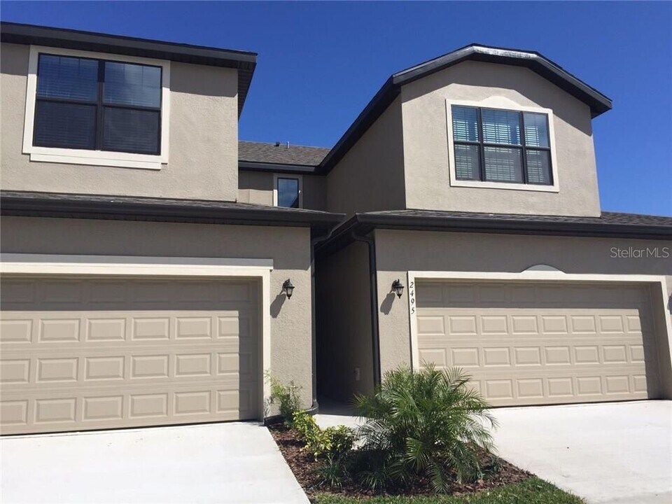 2495 Seven Oaks Dr in St. Cloud, FL - Building Photo