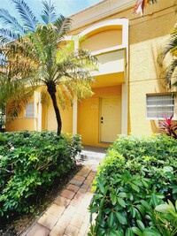 18015 NW 68th Ave, Unit A-102 in Hialeah, FL - Foto de edificio - Building Photo