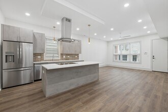 2719 W St Georges Ct in Chicago, IL - Building Photo - Building Photo