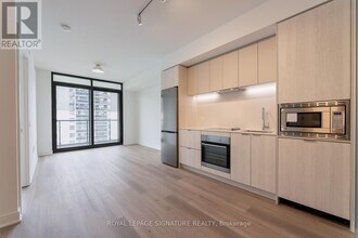 86 Dundas St W in Mississauga, ON - Building Photo - Building Photo