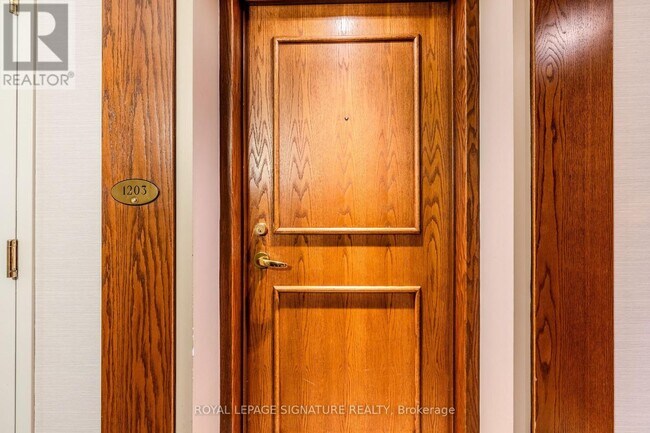 1 Lee Centre Dr in Toronto, ON - Building Photo - Building Photo