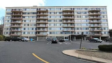 5353 Columbia Pike, Unit 503 in Arlington, VA - Foto de edificio - Building Photo