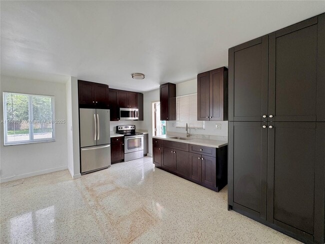 626 W 17th St in Hialeah, FL - Foto de edificio - Building Photo
