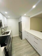 14201 N Kendall Dr in Miami, FL - Building Photo - Building Photo