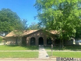 5017 Parkoaks Dr in Baton Rouge, LA - Building Photo