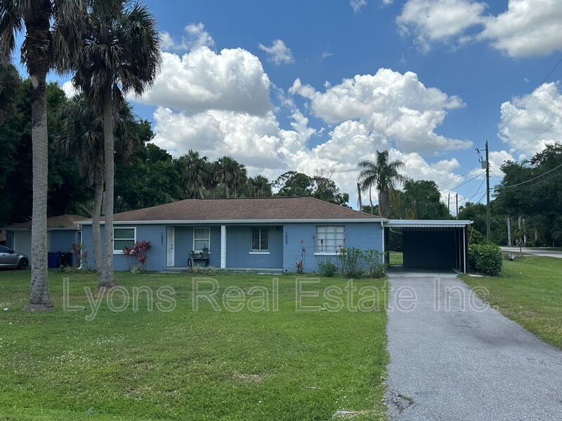 1539 Piney Rd in North Fort Myers, FL - Foto de edificio