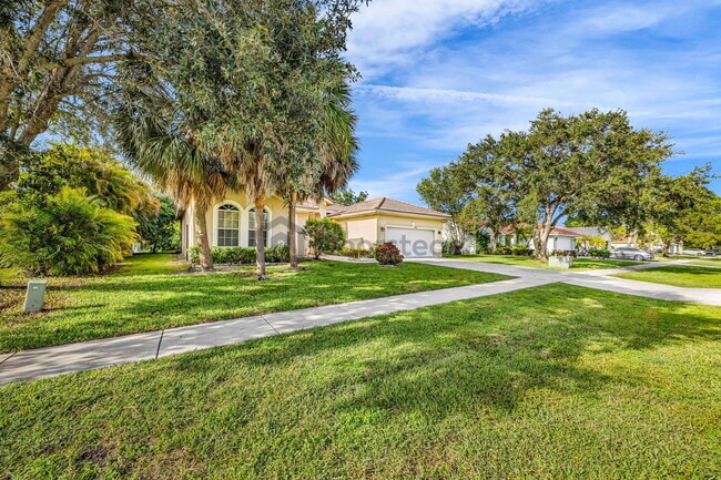 10555 Paso Fino Dr in Wellington, FL - Building Photo - Building Photo