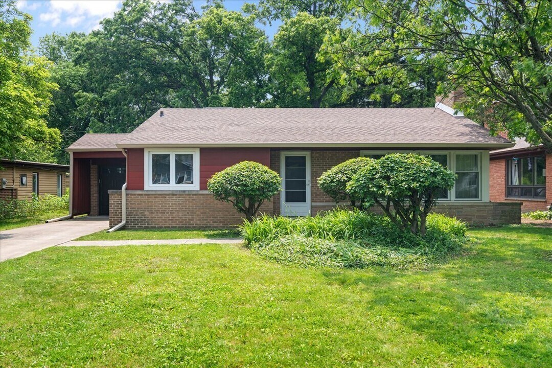 1719 Ferndale Ave in Northbrook, IL - Building Photo