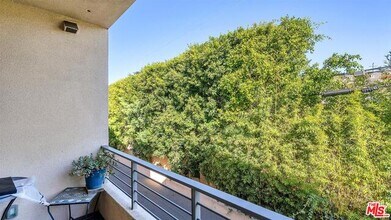 1318 S Roxbury Dr-Unit -211 in Los Angeles, CA - Building Photo - Building Photo