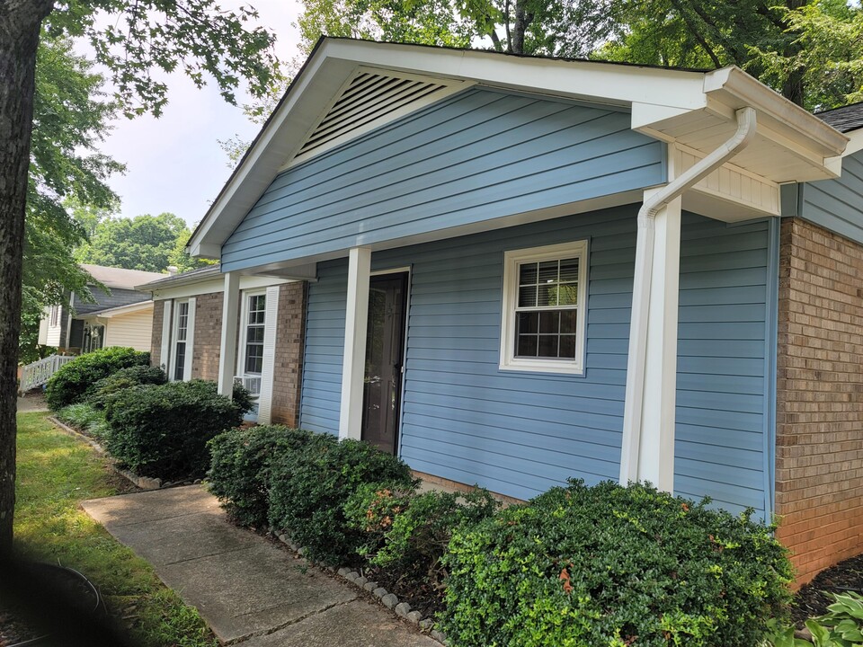 1629 Village Pl in Winston-Salem, NC - Building Photo