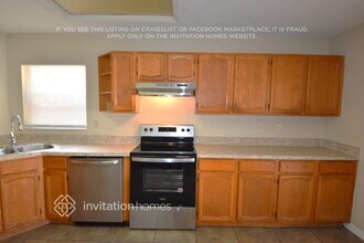 12406 Driftstone Way in Riverview, FL - Foto de edificio - Building Photo