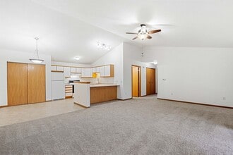 Oakridge Apartments in Mauston, WI - Foto de edificio - Building Photo