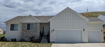 889 E 600 N in Hyde Park, UT - Building Photo