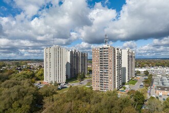 Highland Towers Apartments in Whitby, ON - Building Photo - Building Photo