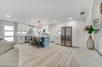 122 Poinsetta St in Indialantic, FL - Foto de edificio - Building Photo