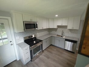 15 Stock Pl in Manchester, CT - Building Photo - Building Photo