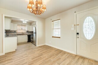 805 Seashell Dr in Freeport, TX - Building Photo - Building Photo