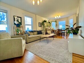 19 Chestnut Sq, Unit 1 CO in Boston, MA - Foto de edificio - Building Photo