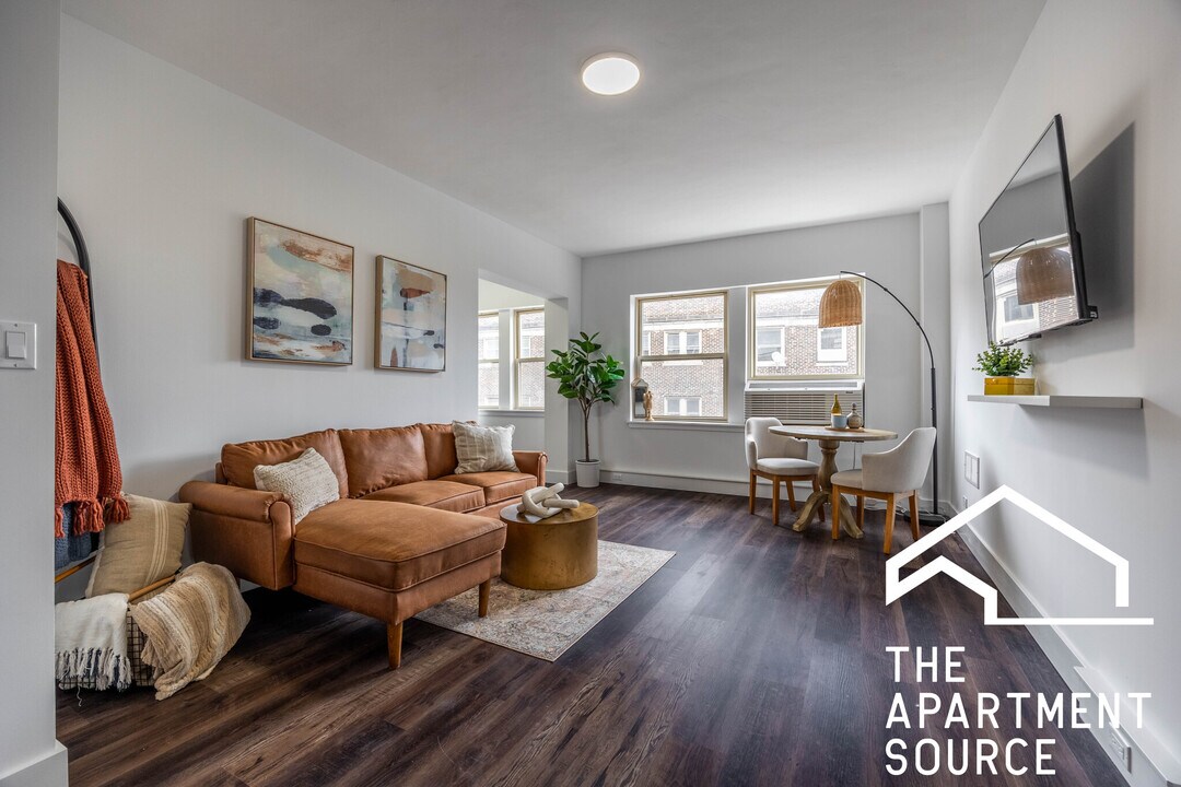 1555 W Hollywood Ave in Chicago, IL - Building Photo