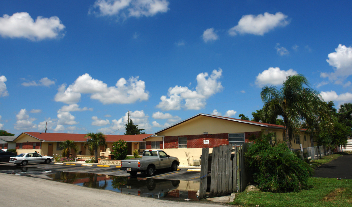 7211 Venetian St in Miramar, FL - Building Photo