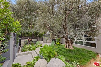 329 Westbourne Dr in West Hollywood, CA - Building Photo - Building Photo