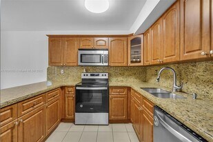 7026 SW 106th Pl in Miami, FL - Building Photo