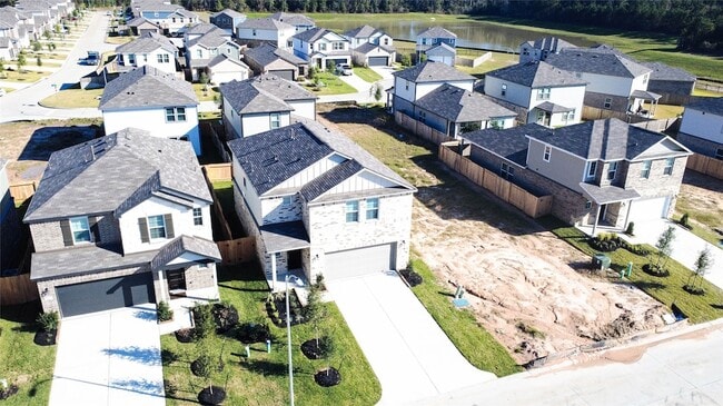 211 Forest W St in Magnolia, TX - Foto de edificio - Building Photo