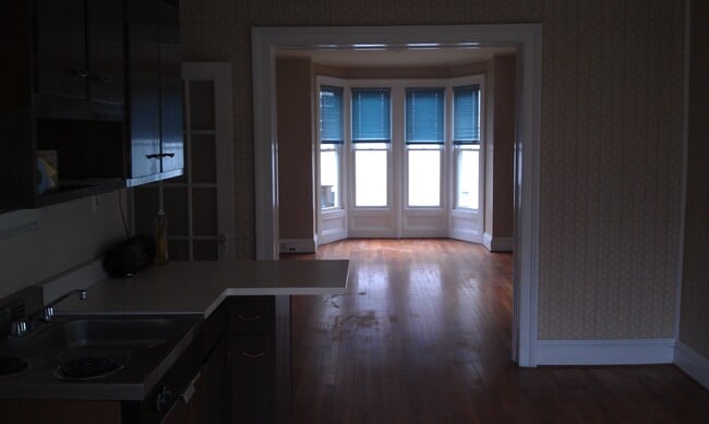 35 Division St, Unit 2 in Danbury, CT - Foto de edificio - Building Photo